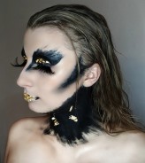 igasapcio Makijaż Black and gold, wykonanie farbami do ciała, kosmetykami oraz płatkami złota.