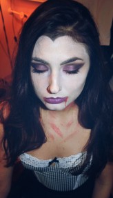 szarmanckilos makijaż na halloween, wampirzyca, biały korektor na twarz, ostre kocie oko połączenie, koloru śliwkowego z czarnym, ciemnofioletowe usta, ciemnobrązowym cieniem pokreślione policzki.
