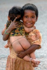 tafel_foto Dziewczynka z bratem na rękach. Gdzieś w dolinie Kali Gandaki (okolice Masywu Annapurny i Dhaulaghiri). XIII Wyprawa rowerowa - Nepal 2005