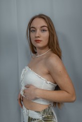 Piotr937 Miejsce: Studio-Atelier, Rozbórz, 2025
Pracownia fotografii studyjnej - własna. Scenografie i ustawienia autorskie.
Modelka: Iza D.  
Osoby zainteresowane podobnymi sesjami zapraszam do kontaktu – IG: @haditpk
