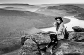 KrissphotoSheffield Modelka Angelika. Zdjęcie wykonane w Peak District, w miejscu zwanym Bramford Edge.  W tle widoczny Ladybower Reservoir.