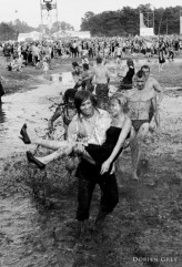 dorien_grey                             tym razem nie tylko kręciła się ziemia, tym razem zawirował cały świat. i oni i my, i ci ludzie paparazzi na własny użytek i to błoto też wirowało. równowagi nie sposób było utrzymać, mimo, że o dziwo... nie rozstąpiła się ziemia.
/woodstock 2010
modele            