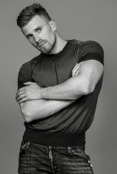 maninframe                             Portret w klimacie fashion – prosta stylizacja, skupienie na wyrazie i sylwetce.            