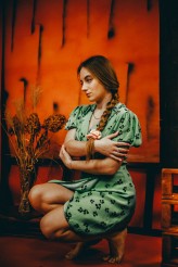 Piotr937 Miejsce: Studio-Atelier, Rozbórz, 2025
Pracownia fotografii studyjnej - własna. Scenografie i ustawienia autorskie.
Modelka: Zuzia D.  
Osoby zainteresowane podobnymi sesjami zapraszam do kontaktu – IG: @haditpk
