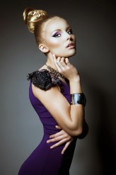 faceforward                             photo-make up-hair-styling: ja
model: Paulina            