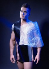 anvil Awangardowy strój inspirowany lodową przestrzenią.