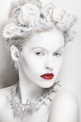 kungusia Photo: Weronika Kosińska
Make-up: Kinga Zawiła-Szeliga / Pigment
Hair: Teresa Opiała
Models: Marta Caban