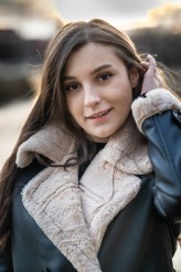 kiminiaa                             Sesja na zewnątrz ale zdjęcie akurat portretowe. Zalotne założenie włosów za ucho, spojrzenie i delikatny uśmiech. Dobrze przedstawia moją twarz.            