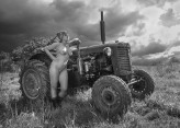 Kazek Kobieta, traktor, akt, chmury