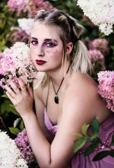 Queen_Ghidorah Sesja w kwiatach. 
Zdjęcia: Julia Fort 
Makijaż wykonany przeze mnie. 
