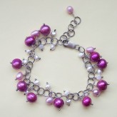 myosthis Bransoletka została wykonana z naturalnych pereł słodkowodnych (amarantowych 9mm, różowych 7mm oraz jasnoróżowych 4mm) oraz srebra prób 925 i 930. Całość ręcznie oksydowana, przecierana i polerowana. Przystosowana jest na obwód ok. 19cm, ale ze względu, ż