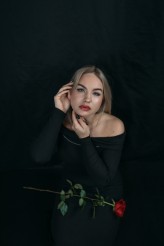 Piotr937 Miejsce: Studio-Atelier, Rozbórz, 2025
Pracownia fotografii studyjnej - własna. Scenografie i ustawienia autorskie.
Modelka:: Karina, IG: @k.czerniecka
Osoby zainteresowane podobnymi sesjami zapraszam do kontaktu – IG: @haditpk

