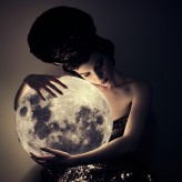 SitZone "Dziewczyna, która zakochała się w księżycu".
Photo: Sit Zone Art
Model: Victoria Del
MUA: Bouche Rouge Make Up Artist