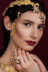 meel Modelka: Kasia Stwora
Make-up: Paulina Szyszka
Foto i retusz: Marta Pajączkowska