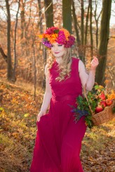 E_Okninska_makeup Jesienna stylizowana sesja zdjęciowa pt.:
,, Pani Jesień'' .

-Makijaż jesienny .
Do sesji wykonałam , makijaż , fryzurę i wianek ze sztucznych kwiatów . Całość dopełnia jesienna stylizacja -bordowa suknia .

Modelka - Kamila Kerlin-Kuczyńska