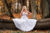 PZFOTOGRAF Ewelina Kleszczyńska prezentacja sukni ślubnej jesienny park.