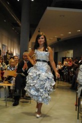 flossy sukienka na projekt mody ekologicznej wykonana z foli aluminiowej