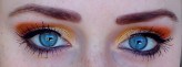 alicjaprzybylska                             Make Up w kolorach : pomarańczowy , pomarańczowy jaśniejszy i dwa odcienie złota a na dole czarny cień oraz kredka do oczu no i rzęsy wytuszowane tuszem            