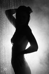 mbfotografiepl Moment zatrzymany w kropli wody na skórze kobiety jest jak mistyczne połączenie doskonałości. Sprawdź, jak piękno natury łączy się z kobiecą elegancją. #photography #mbfotografie"

The moment captured in a drop of water on a woman'