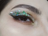 Nat-Rita Artystyczny make up Oka z płatkami brokatu w zielonym odcieniu.