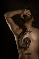 MagdalenaBlachuta sesja męska studyjna z wężem z pytonem portret męski akt męski nagość męska sesja męska studio