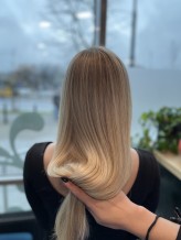 HairstylistWiola AIRTOUCH. Wyrównanie ciemnego dłuższego odrostu. 5h z klientką. 

Schwarzkopf PRO + odbudowa OLAPLEX. 

@hairstylist_wiola