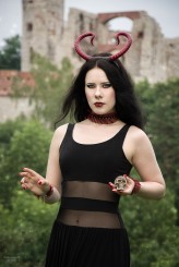 DarkMotherDivine Sukienka: Black Batcave
https://www.facebook.com/BlackBatcave/

Zdjęcie wykonane z pomocą asystenta.