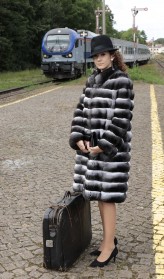 JDSeba Dziewczyna na stacji kolejowej ubrana w futro z szynszyli