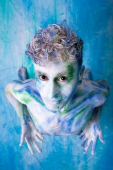 Pan_od_Bodypaintingu Pierwsza z prac otwierająca współpracę stałą z Hubertem Kowalikiem. To pierwszy rzut w znaczną geometryzację i rozpoczęcie przygotowań do Istoty Wody