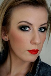 4leaf                             Smoky eyes and red lips            