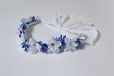 kwiaciarka-hendmejd wianek z regulacją na elastycznej gumce, wiązany na bawełnianą,koronkową tasiemkę.