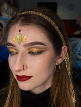 OlgaPrzydatek Makijaż inspirowany Bollywood - mocny makijaż z wyrazistym konturowaniem, ciemnymi brwiami i ustami. Ciemna oprawa oczu z błyszczącym cut crease i świecącymi, doklejanymi elementami 3D w postaci kryształków.