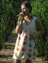kalliste Sukienka wykonana z lnu i szyfonu z owocowo-kwiatowym nadrukiem