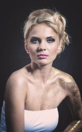grejf Mua:Corium Gabinet Kosmetyki Profesjonalnej
Hair: Pracownia Fryzur Nadia Surowiec - Kosmetyka estetyczna
Model: Kamila Grabowska