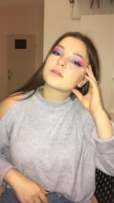 makeupbyhirniak                             Kolorowy makijaż z kreską na opadającej powiece            