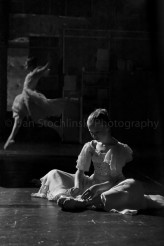 dancephoto Z cyklu "KULISY" : 
To najbardziej tajemnicze miejsce w Teatrze. To tu powstaje MAGIA spektaklu. Tu natrafiam na największe emocje: radość, smutek, żal i euforię...
Zdjęcie to powstało podczas Gali Baletowej 8-go czerwca 2010 roku 