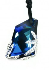 agata_kemona Tuning kryształu za pomocą drobnych diamentowych kryształków. Duży wisior DeArte w kolorze bermuda blue uzupełniony drobniutkimi iskierkami, jedyny model.