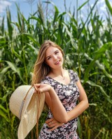 MagdalenaSoporek Sesja zdjęciowa na tle pola kukurydzy