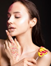 CamilleArtist Fot. Dominik Lichota

Makijaż do sesji Beauty z użyciem cukierków , lizaków i innych słodkości.