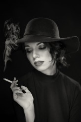 katazynaroza                             Róża w kapeluszu / Cigarette Burns III
Słucham: https://www.youtube.com/watch?v=wTUF1khnUBg 
Modelka słucha: https://www.youtube.com/watch?v=3qK82JvRY5s            