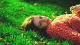 DominoZshire Leżę na trawce sięgam głową do chmur 

Modelka oraz projektantka różowo puszastego futerka: Madzia Czuj 