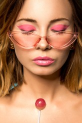 Wilczynska_klaudia Makijaż inspirowany latami 80 i trochę słodyczy z pin up make up- różowe lateksowe oczy i usta i mega rozświetlona skóra.

Make up by me
Fot.: @sobieskaphotography