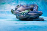 Pan_od_Bodypaintingu Pierwsza z prac otwierająca współpracę stałą z Hubertem Kowalikiem. To pierwszy rzut w znaczną geometryzację i rozpoczęcie przygotowań do Istoty Wody