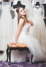 apfotograf Suknie ślubne w Salonie Mody Ślubnej Glamour w Rumi
fryzura: madallena