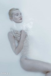 marianna-p                             dziewczyna w świetlnym kołnierzu
wizaż Joanna Cieśla

http://www.vogue.it/en/photovogue/portfolio/?id=160653            