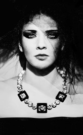 FoBa modelka - Katarzyna Fober
biżuteria - "Fundacja Bazalt"