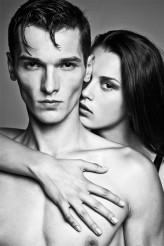 United_Artists Photographer: Szymon / IN2IT Studio
Make-up & Hair : Tobiasz Schmidt / United_Artists
Model: Michał & Joanna / AS Management