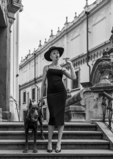 MariuszWroblewski Modelka: @annaemiliapluta
Fotograf: @mw_wroblewski
Asysta: @lukasz.sokol_fotografia
Towarzysz: niezastąpiony @diego_the_red_doberman
Miejsce: @hotelfrancuski — gdzie historia spotyka ponadczasową elegancję.