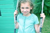 WiktoriaMichorzewska Zdjęcie z wakacji, przedstawia wesołą dziewczynkę na placu zabaw. 
