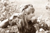 franciso Fotografia dziecięca. Portret 9 letniej Aurelii wśród róż.